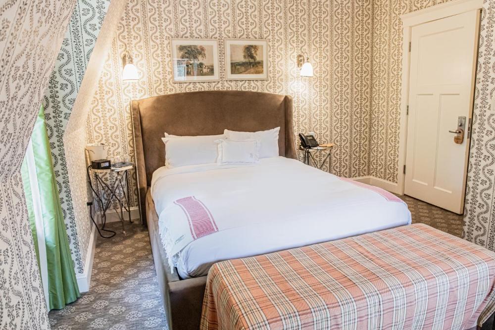Deluxe Queen Room interior