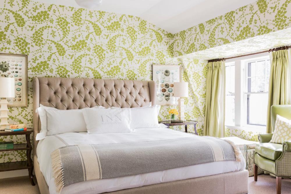 Deluxe King or Queen Room interior